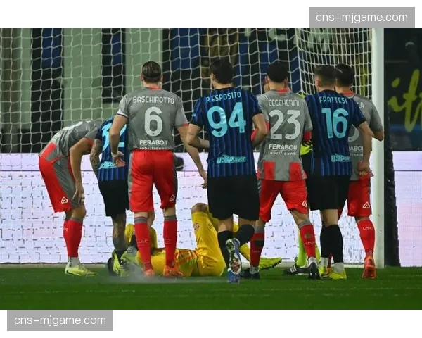 科隆对阵波鸿比赛因球迷向场内投掷烟雾弹中断十分钟 科隆对阵波鸿比赛因球迷向场内投掷烟雾弹中断十分钟